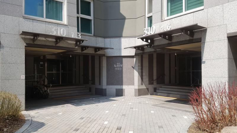 고급스러운 디자인의 공용현관 입구이에요