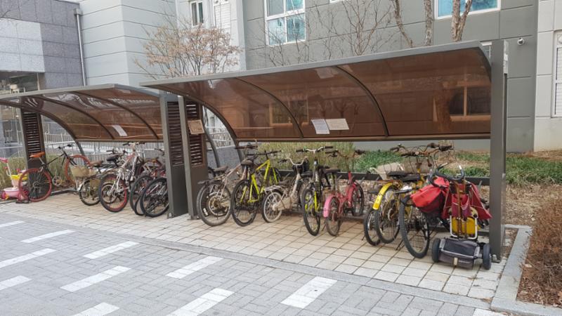 동별 입구에 위치한 자전거보관소예요