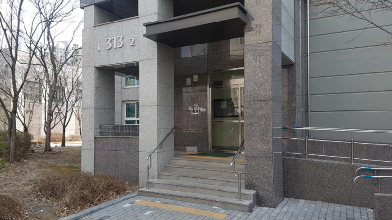 현관은 번호키가 마련되어 있어 외부인의 출입을 통제하며, 한 켠에 경사로가 마련되어 있어 유모차나 실버카 이동도 편리해요