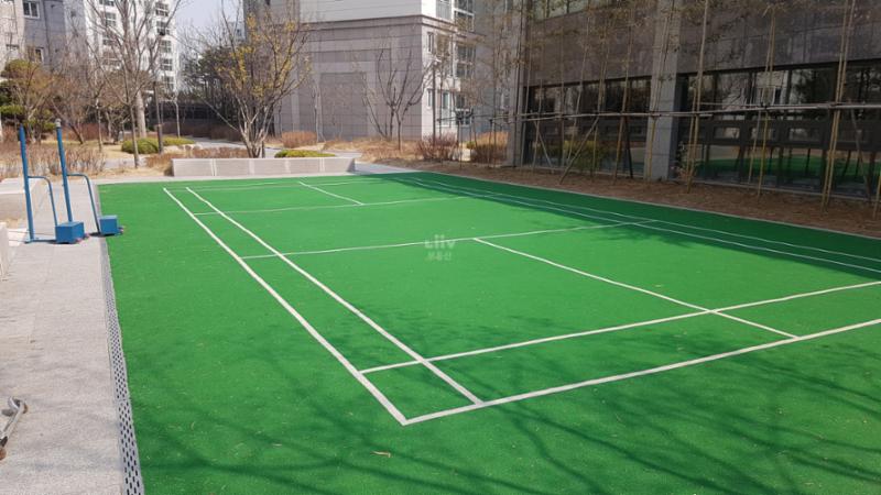 라인이 그려진 단지내 운동 공간 입니다