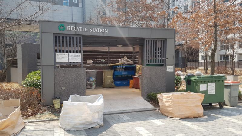입주민들의 생활 편의를 위해 설치된 재활용 분리수거장이에요