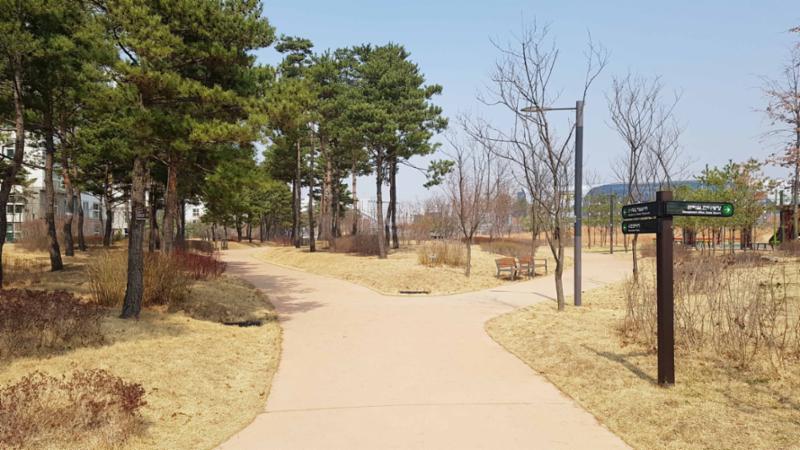 단지 주변에 위치한 율현공원입니다