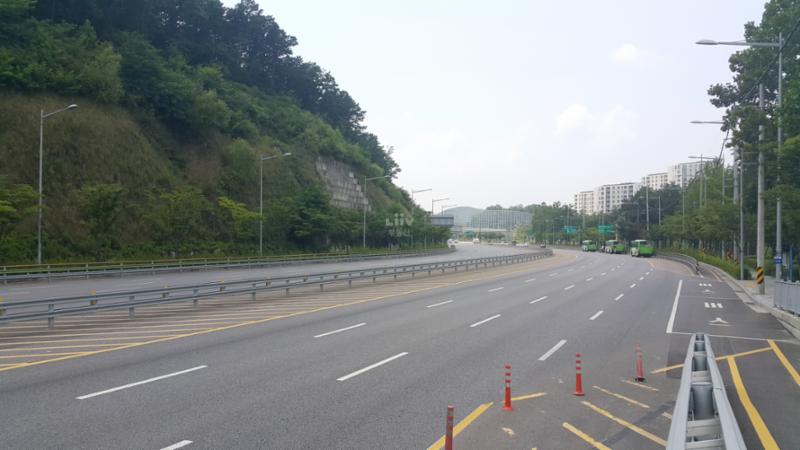 단지 인근에 위치한 헌릉로 도로입니다