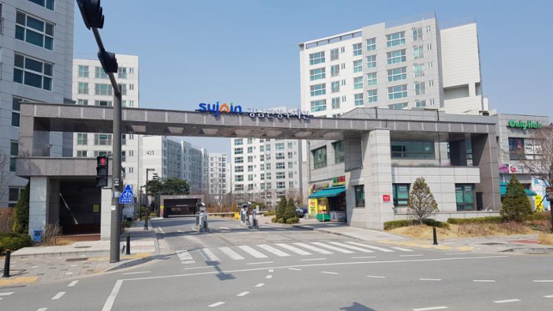 멋스러운 문주가 돋보이는 단지 정문이에요
