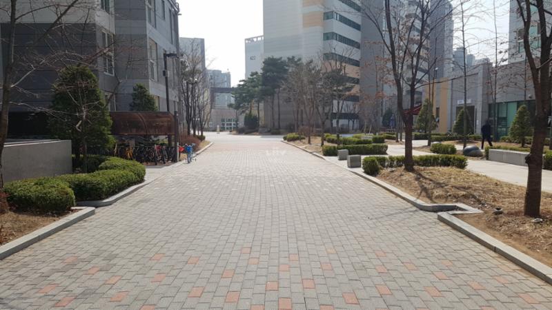 벽돌 타일로 지어진 보행로에요