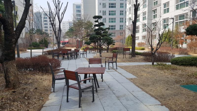 단지 곳곳에 설치된 휴게시설이에요