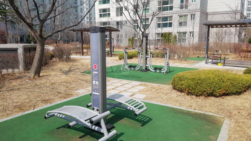 체력 단련이 가능한 다양한 운동기구가 설치된 단지 내 체육시설이에요