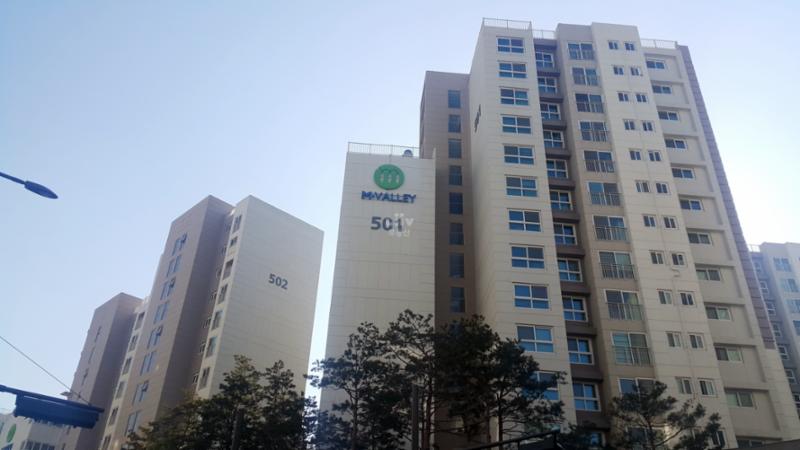 단지만의 특별한 외관 디자인으로 품격 있고 고급스러움이 느껴지는 마곡엠밸리5단지에요