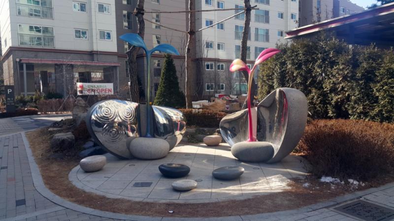멋스러운 조경시설과 조화롭게 꾸며졌어요