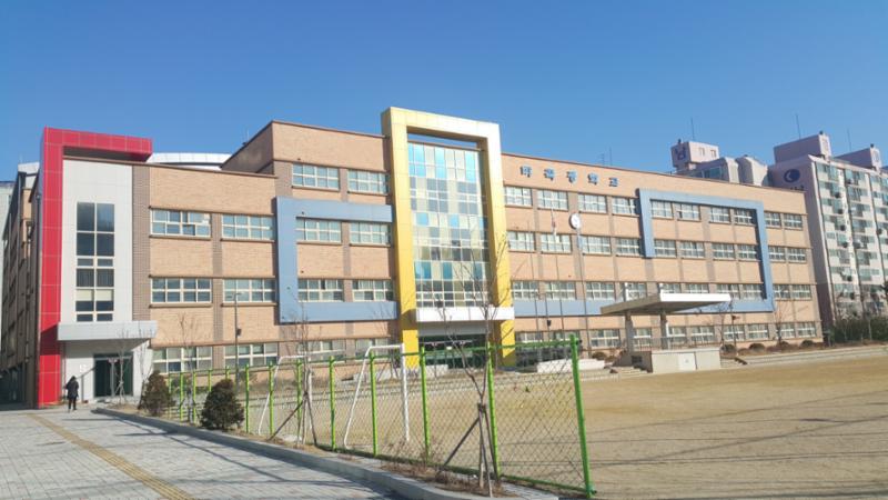 단지 주변에 학교가 위치하여 있습니다