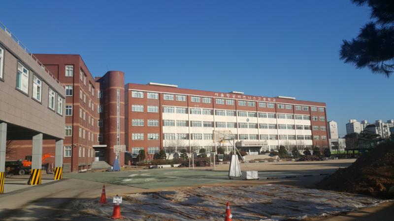 단지 인근에 고등학교가 위치하고 있어 학생들이 안전하고 편리하게 등하교를 할수 있습니다