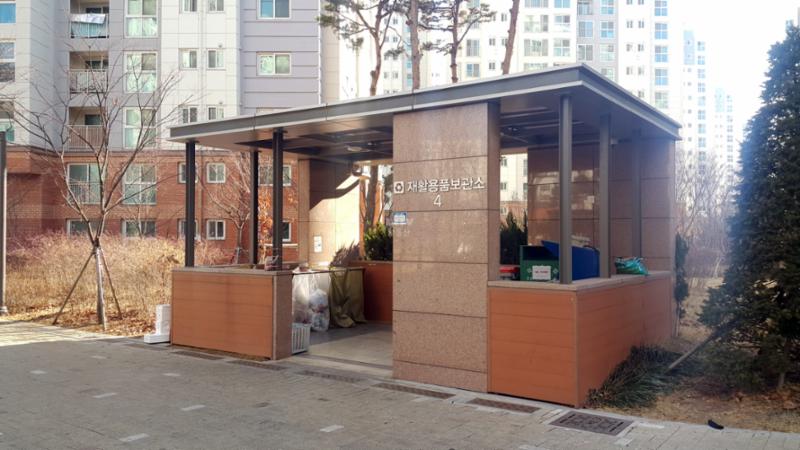 지붕이 있어 우천 시에도 편리한 이용이 가능한 분리수거장이에요