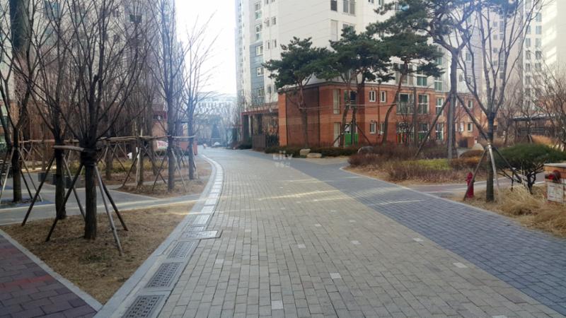마곡엠밸리6단지 내에 조성되어 있는 산책로에요