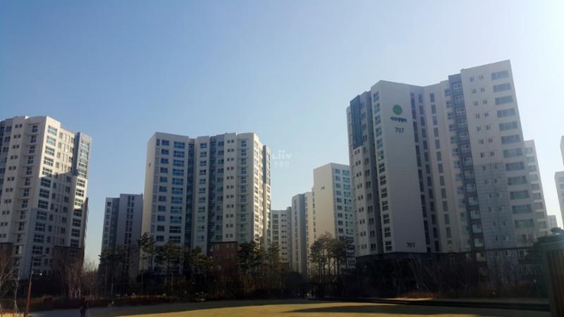 단지만의 특별한 외관 디자인으로 품격 있고 고급스러움이 느껴지는 마곡엠밸리7단지의 모습이에요