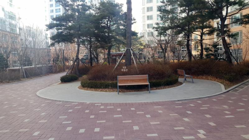 사계절의 풍부한 자연을 느낄 수 있는 단지 내 쉼터에요
