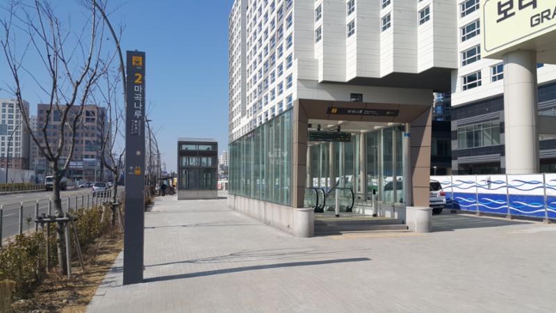 주변 근접한 지하철역입니다
