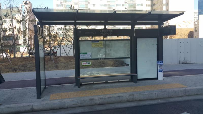 단지 앞 위치한 버스정류장 모습입니다