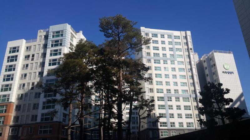 고급스러운 디자인과 차별화된 분위기로 단지의 품격을 한층 더 높이는 마곡엠밸리4단지 전경 모습이에요