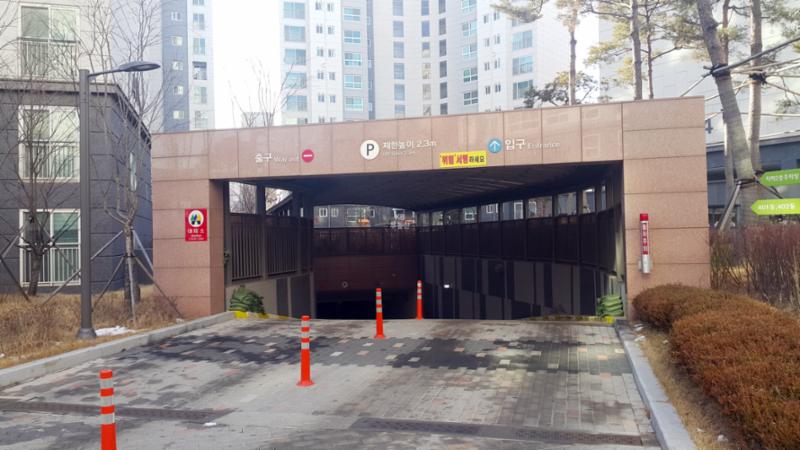 마곡엠밸리4단지 지하주차장 출입구에요