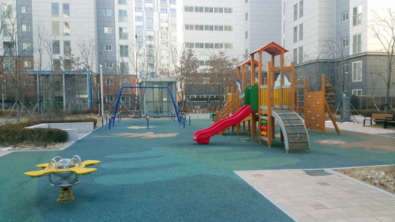 밝은 분위기로 꾸며 진 단지 내 놀이터에요