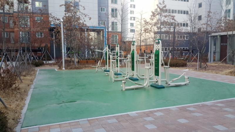 체력 단련이 가능한 다양한 운동기구가 설치된 단지 내 체육시설이에요