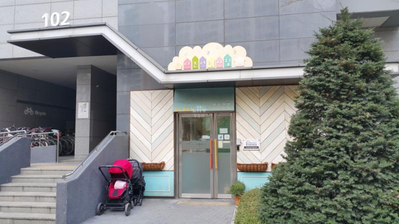 단지 내에 어린이집이 있어 통학버스를 이용하지 않고서 도보로 등하원 할 수 있어요~ 통학걱정이 없으며, 안전하게 믿고 맡길수 있어요