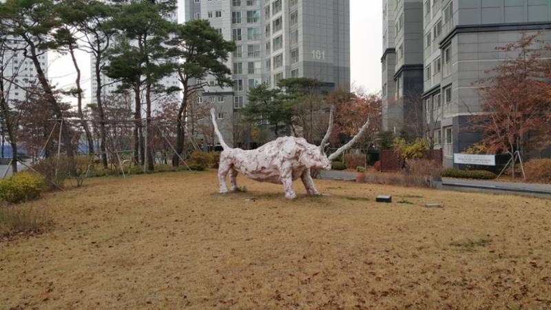 단지 곳곳에 다양한 조형물이 갖춰져 있어 보는 재미가 있는 단지 전경이에요