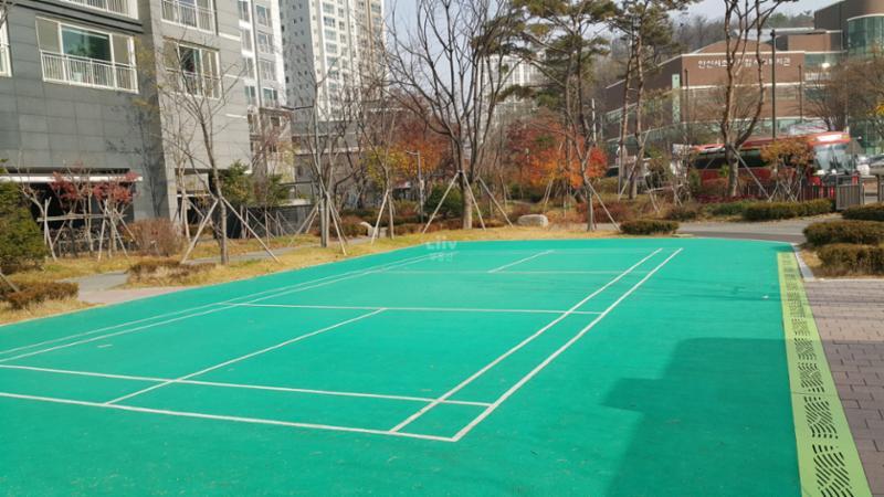 라인이 그려진 단지 내 운동공간이에요