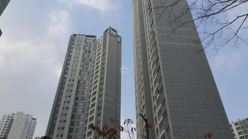 안산초지두산위브 아파트 단지전경 이에요