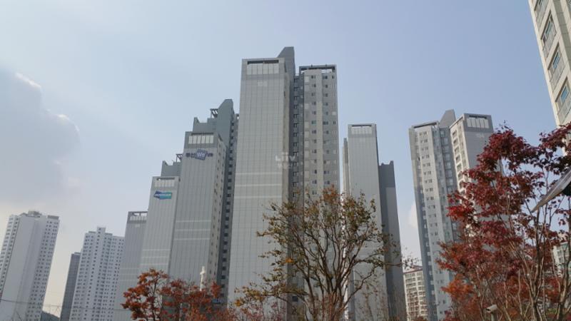단지만의 특별한 외관 디자인으로 품격있고 고급스러움이 느껴지는 단지 모습이에요
