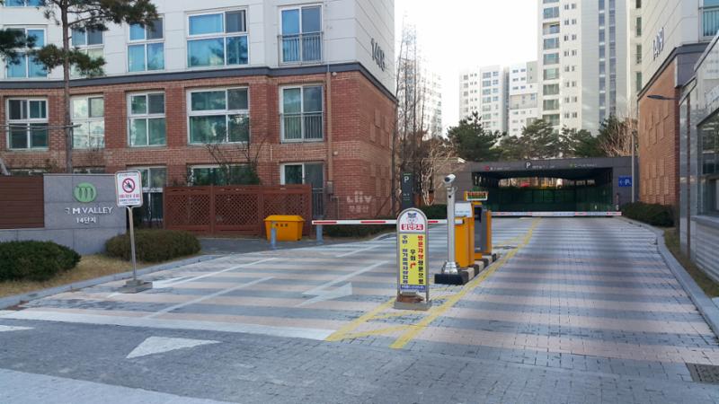 단지 내 지하주차장 출입구에요