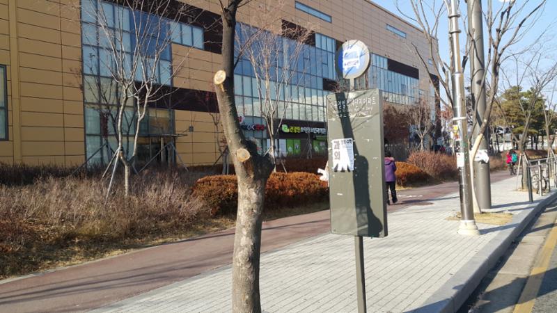 단지 인근에 위치한 버스정류장 모습입니다