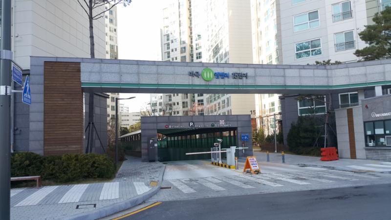 대리석으로 깔끔하게 시공된 마곡엠밸리15단지 정문 입구 모습이에요