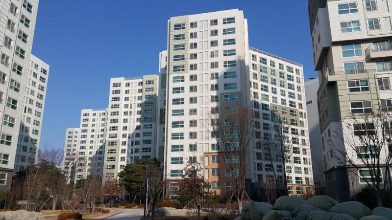 고급스러운 디자인과 차별화된 분위기로 단지의 품격을 한층 더 높이는 마곡엠밸리15단지 전경 모습이에요