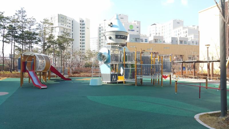 마곡엠밸리15단지 내에 위치한 어린이 놀이터 모습이에요