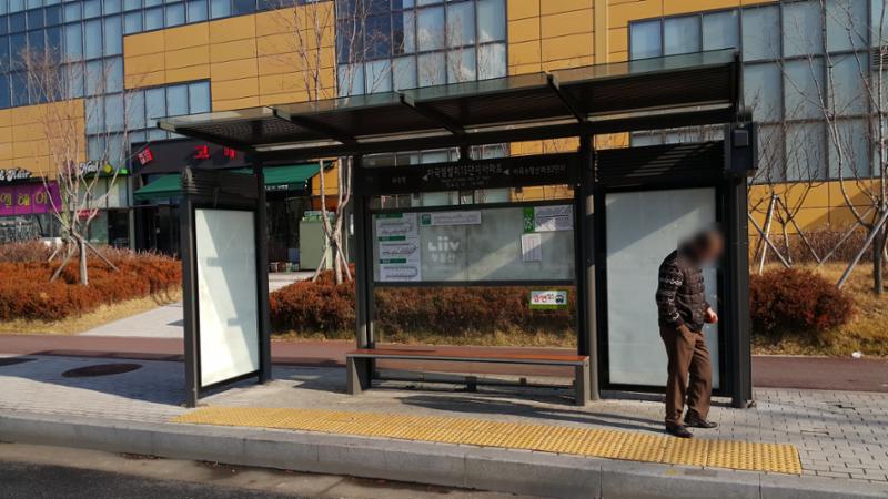 단지 바로 앞에 있는 버스정류장입니다