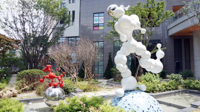 사계절 변화를 느낄 수 있는 다양한 조경과 함께 개성 있는 예술 조형물들이 갖춰져 있어 보는 재미를 선사하는 단지 전경이에요
