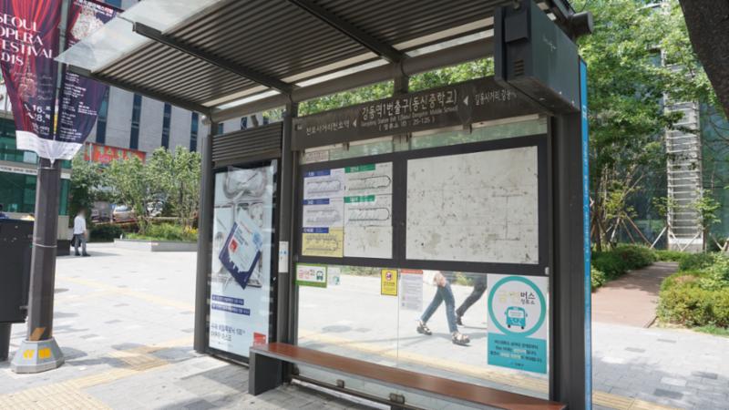 단지 앞에 위치한 버스정류장 입니다
