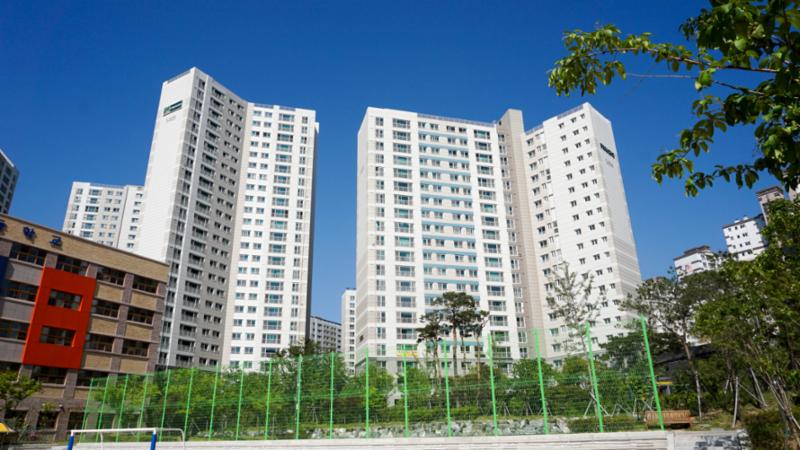 고급스러운 디자인과 차별화된 분위기로 단지의 품격을 한층 더 높이는 위례센트럴푸르지오아파트 단지전경 모습이에요