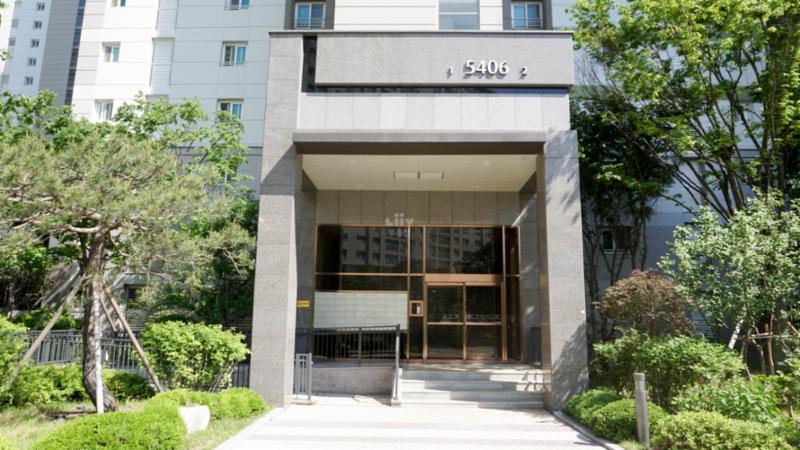 위례센트럴푸르지오 고급스러운 디자인의 공용현관 입구에요
