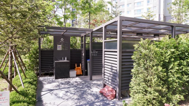 단지 내 분리수거장이에요 쓰레기를 버릴 수 있는 공간이 잘 준비되어 있으며, 주변이 깨끗히 잘 정돈되어 있어요