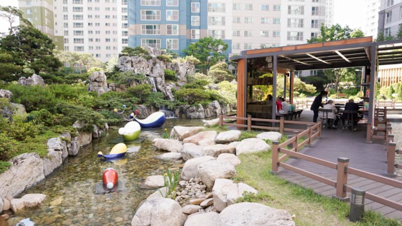 단지 내 조형물과 주변 곳곳에 숲으로 조성되어 있어 자연친화적인 주변환경을 제공하고 있어요