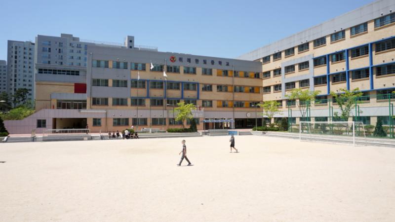 단지 주변에 위례한빛중학교가 위치하여 있습니다