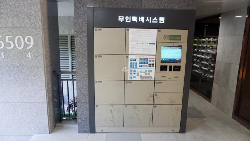 부재중에도 걱정 없이 택배를 맡기고 찾을 수 있는 무인택배함이 각 동별로 설치되어 있어 더욱 편리한 주거생활이 가능해요