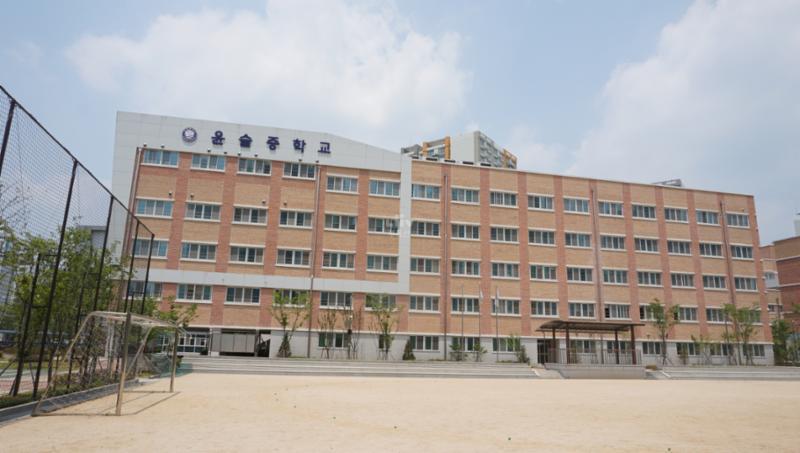 단지 인근에 윤슬중학교가 위치해 있습니다
