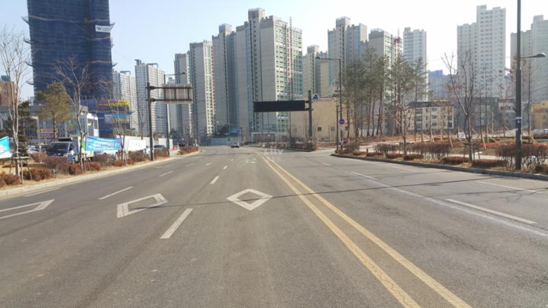 단지 주변에서 이용 가능한 미사강변남로의 모습입니다