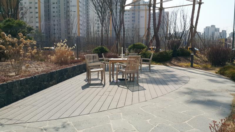 단지 곳곳에 설치된 주민 쉼터고요