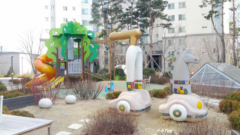 아파트 내 놀이터예요
