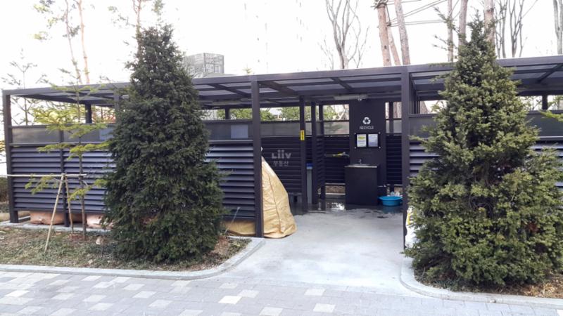 미사강변푸르지오 단지 내 분리수거함이에요
