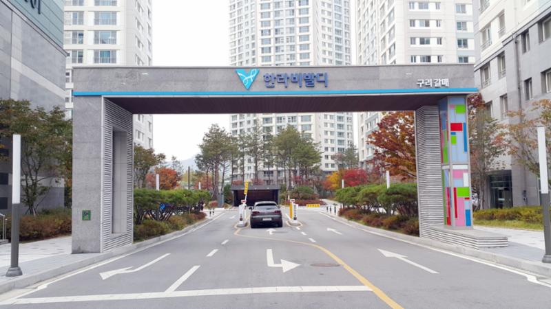 지하 주차장으로 바로 들어갈 수 있는 단지정문이에요
